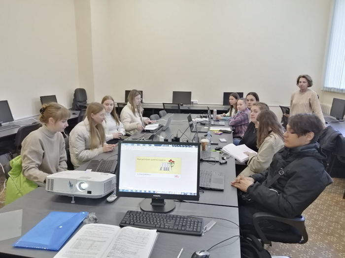 Группа учащихся на образовательных курсах 1С