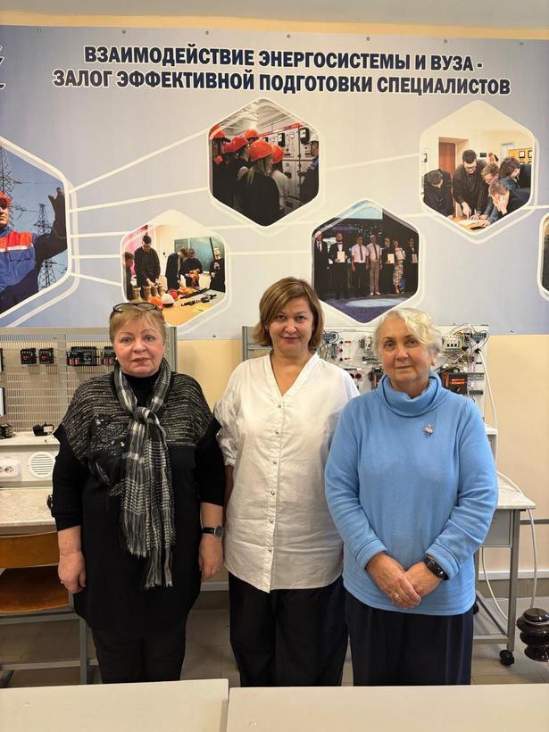 Фото у стенда