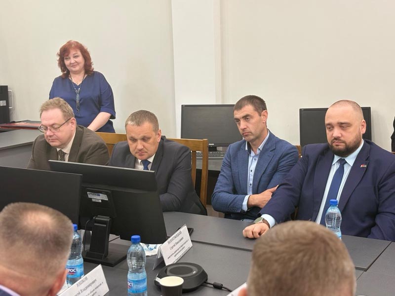 Открыли встречу — Елена Михайловна Конкина, начальник отдела по идеологической и воспитательной работе, и декан энергетического факультета Александр Олегович Добродей Открыли встречу — Елена Михайловна Конкина, начальник отдела по идеологической и воспитательной работе, и декан энергетического факультета Александр Олегович Добродей
